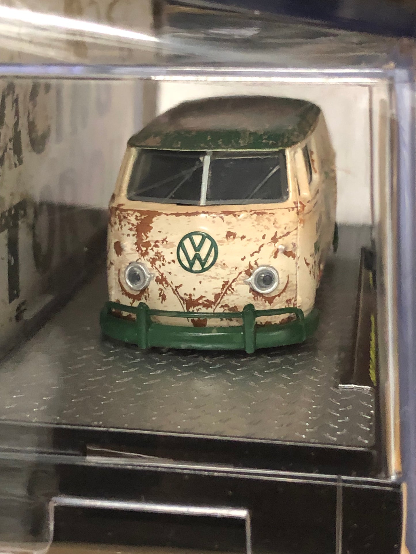 M2 1960 VOLKSWAGEN DELIVERY VAN QUAKER STATE 1/64 WEATHERED WHITE 31500-MJS66