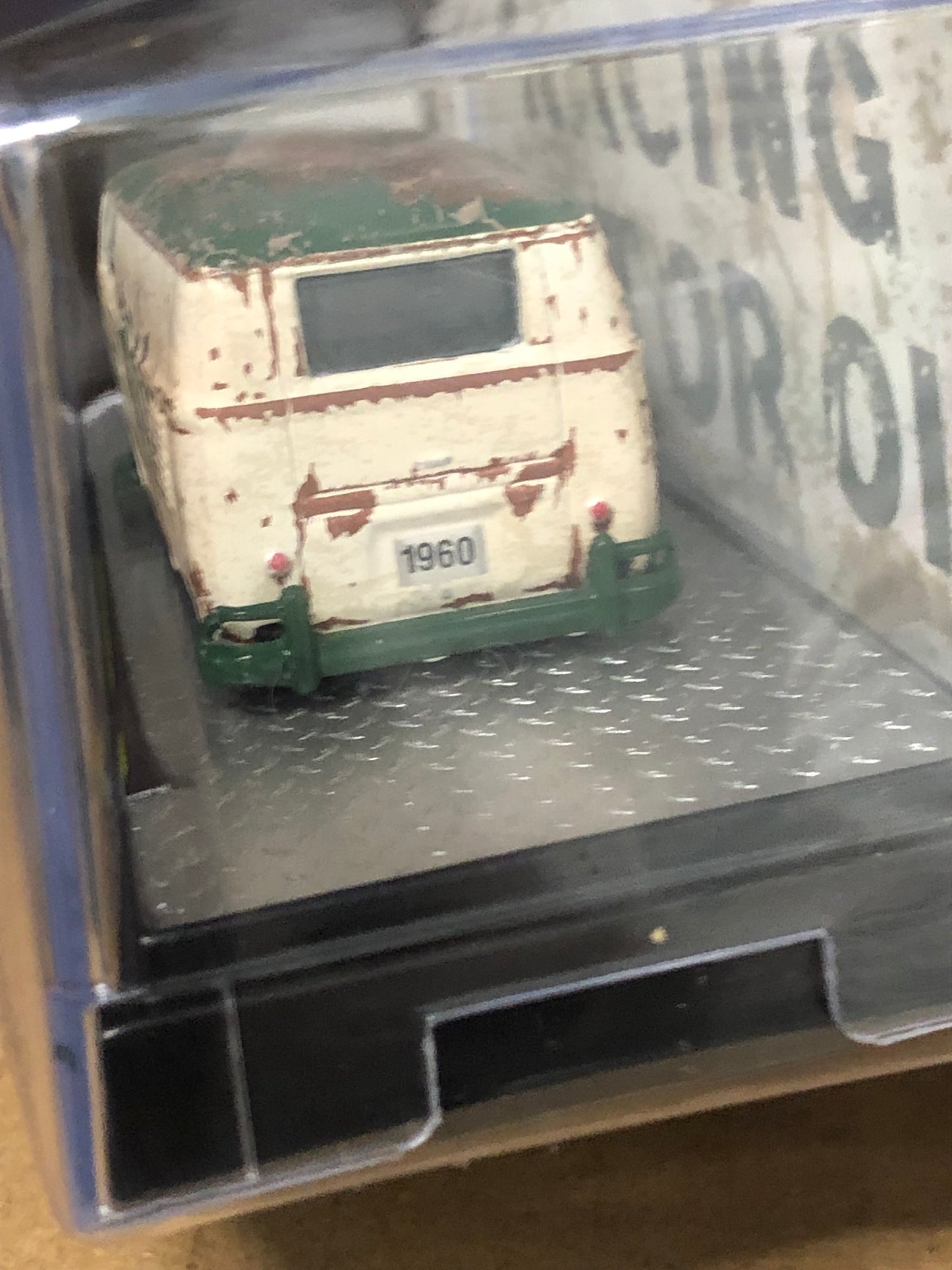 M2 1960 VOLKSWAGEN DELIVERY VAN QUAKER STATE 1/64 WEATHERED WHITE 31500-MJS66